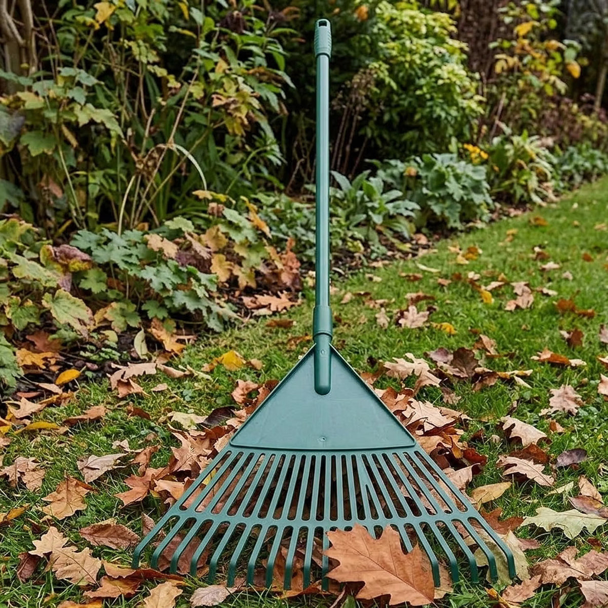 Telescopic 20 Tooth Plastic Garden Leaf Rake Lightweight Lawn Debris Tool